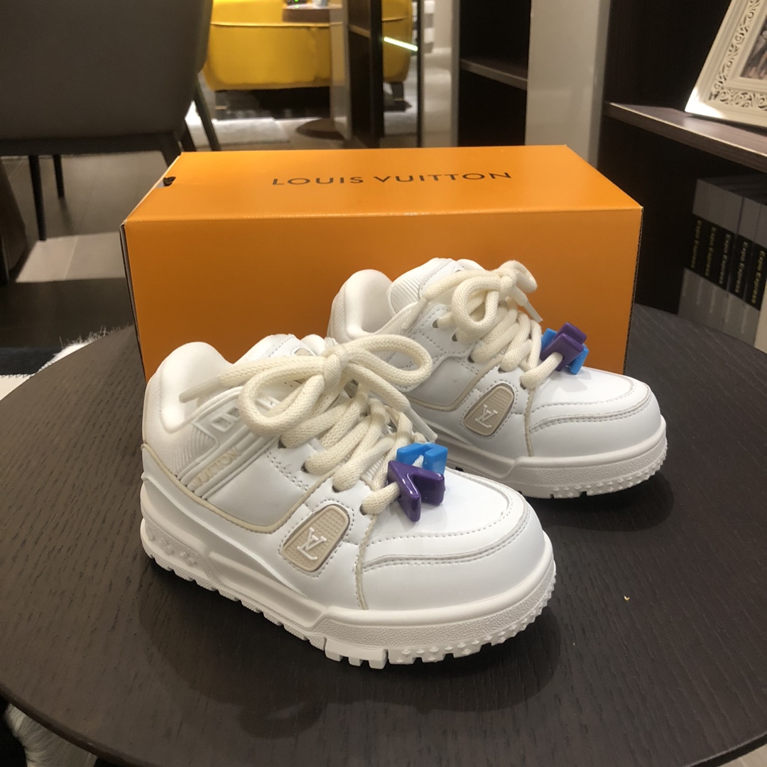 Children's shoes child
